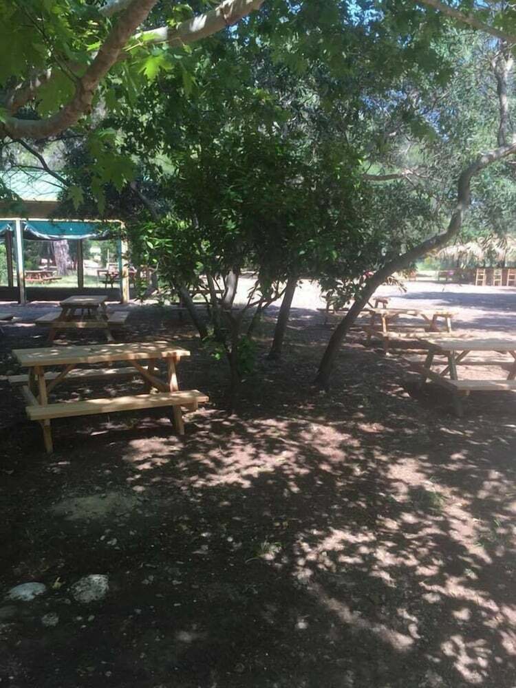 Hostal Camp Meeting Point