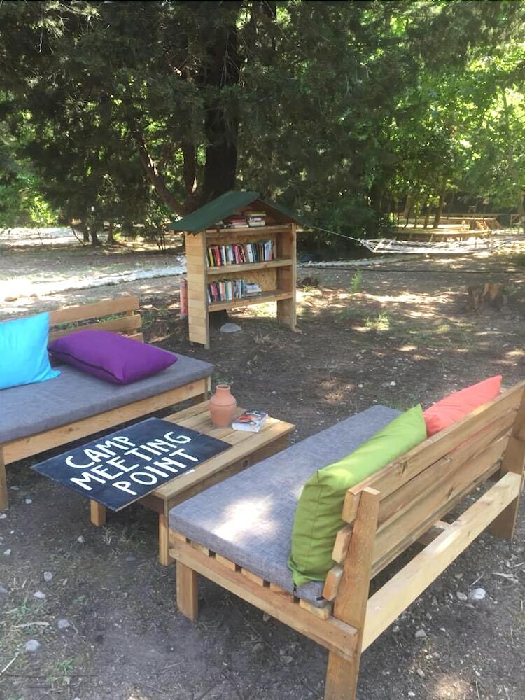 Hostal Camp Meeting Point