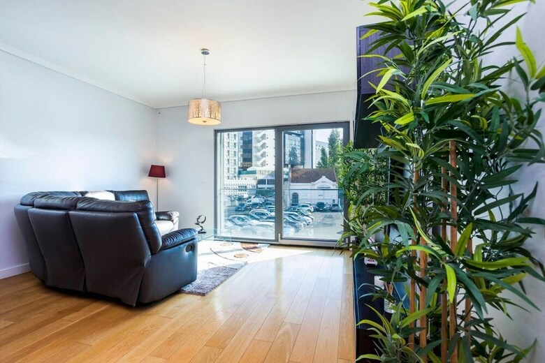 Spacious Apartment In Residential Campolide