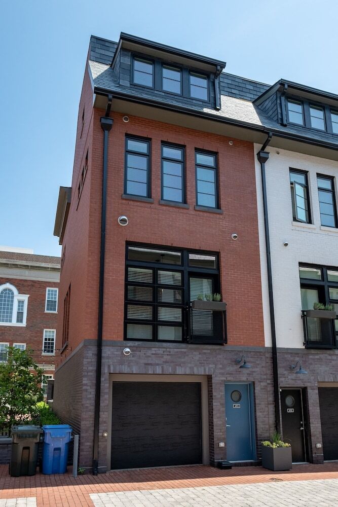 Capitol Hill - Four Bedroom Townhouse