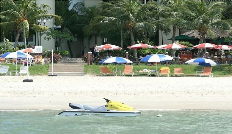 Hotel Expat's Nook Beach Resort