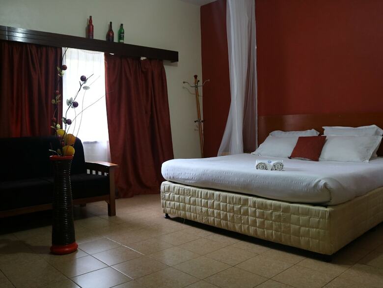 Hotel Tisa Suites & Lounge
