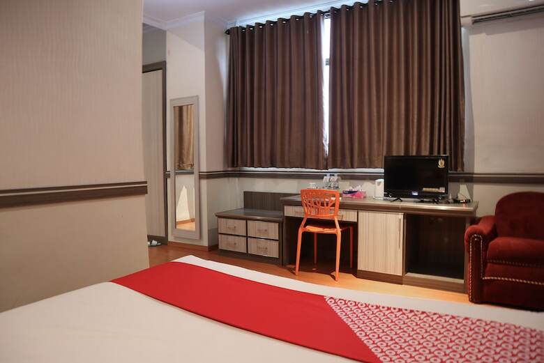 Oyo 742 Mona Plaza Hotel