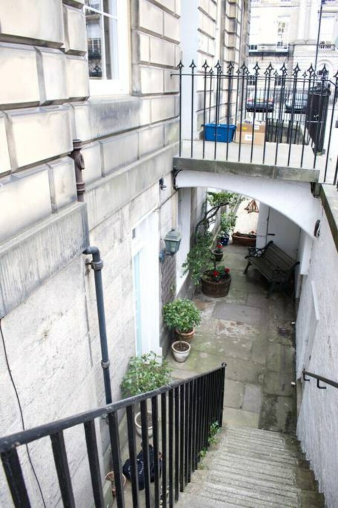Beautiful 2 Bedroom City Centre Apartment