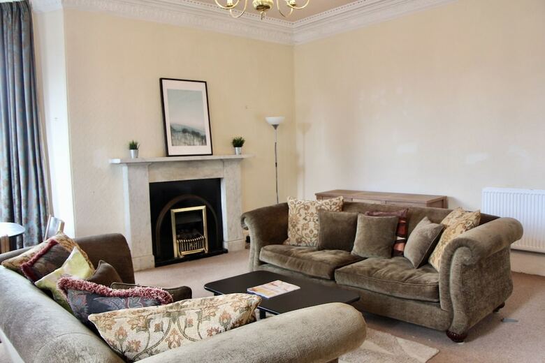Fabulous 6 Bedroom Edinburgh Apartment