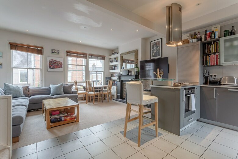 Modern Maisonette Southfields London