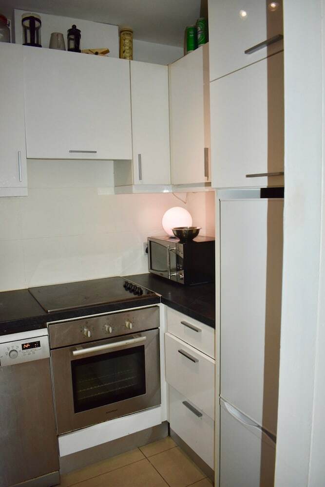 Trendy 2 Bedroom Apartment Near City Centre