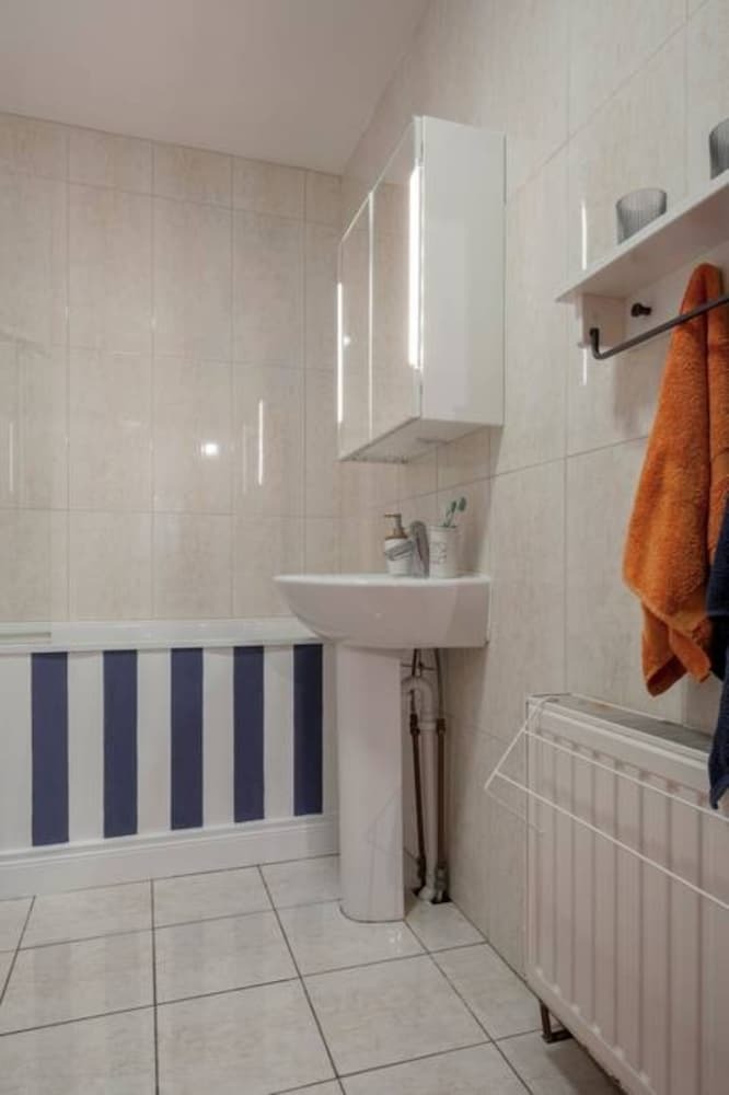 Spacious 1 Bedroom Apartment Near The Triangle