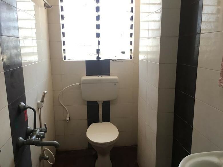 Hotel Iroomz Amrutha Residency