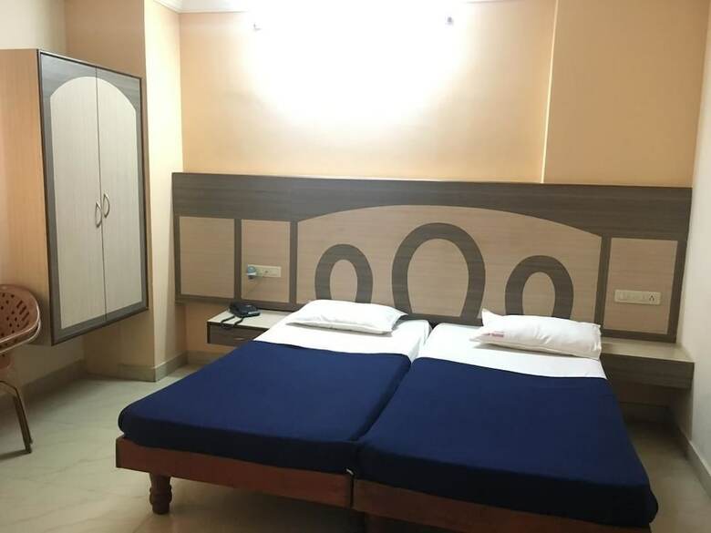 Hotel Iroomz Amrutha Residency