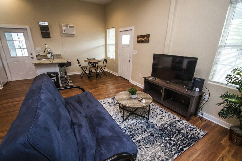 3br/2ba Remodeled Apartment Near Downtown
