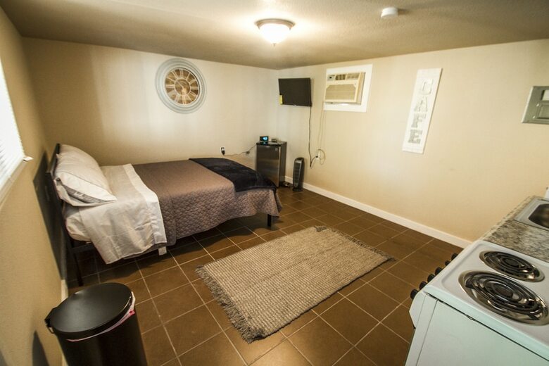 Hays St #b Near Downtown Guest Studio