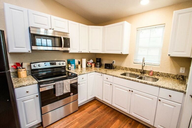One Bedroom Apartment Near Downtown With Sleeper