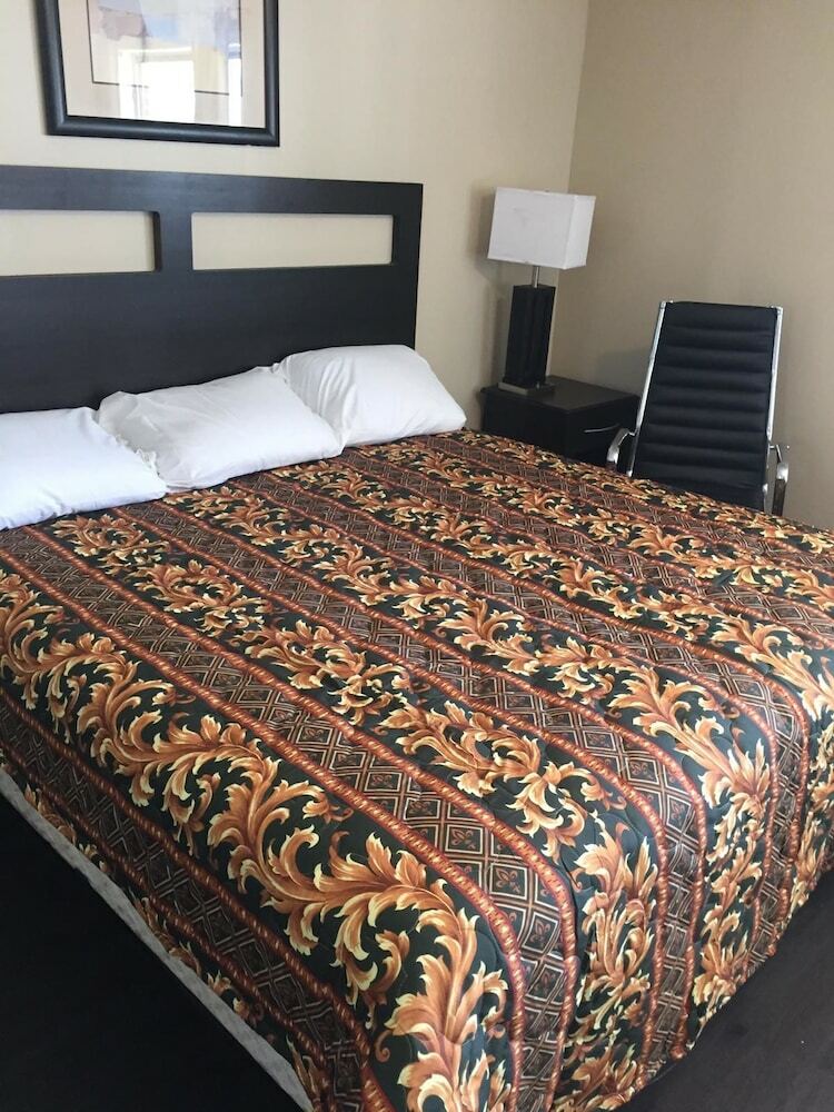 Motel Suburban's  Lavilla Inn