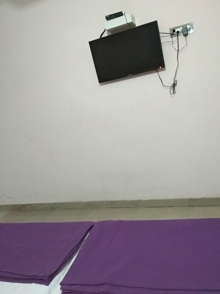 Iroomz Hotel Sagar Deluxe