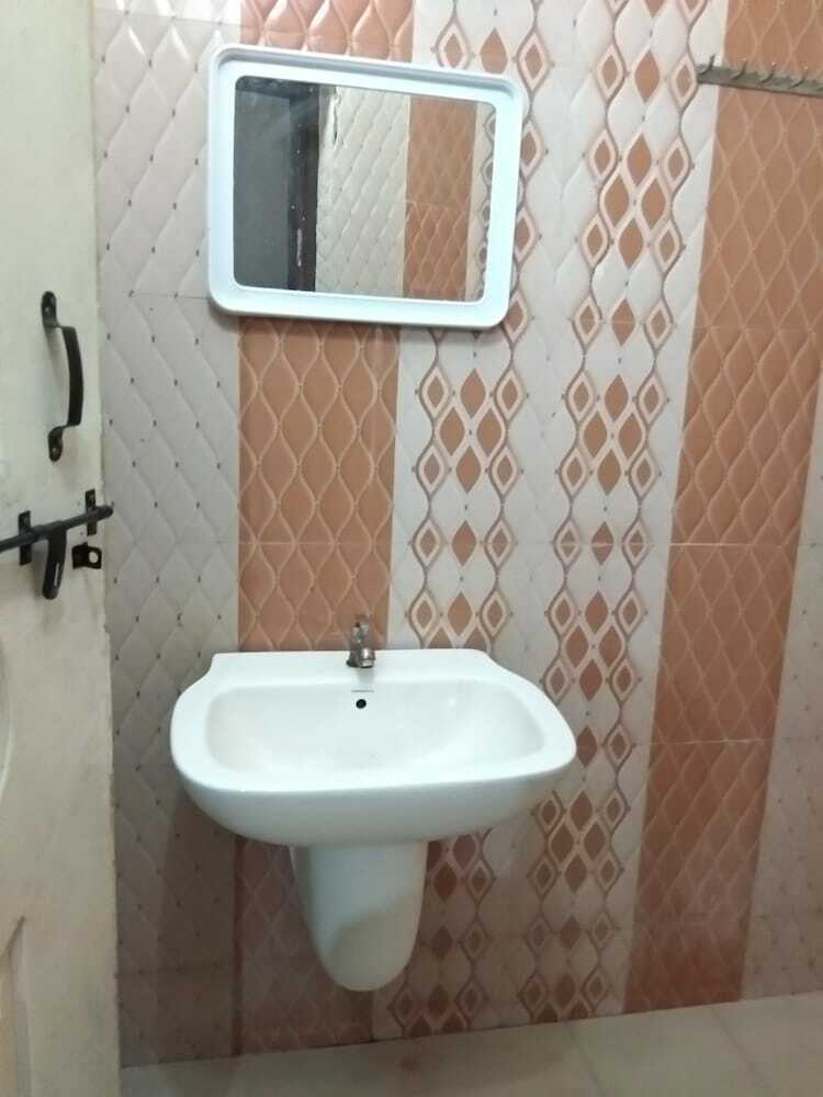 Iroomz Hotel Sagar Deluxe