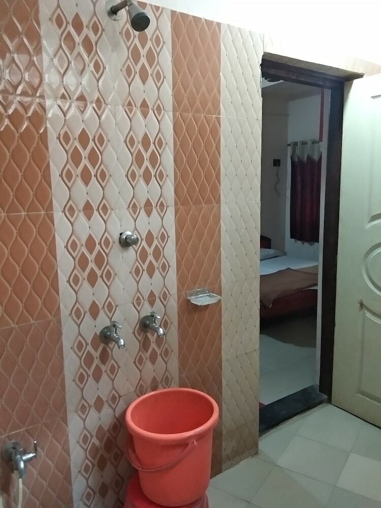 Iroomz Hotel Sagar Deluxe