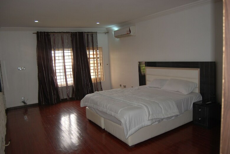 Kings Court Apartment