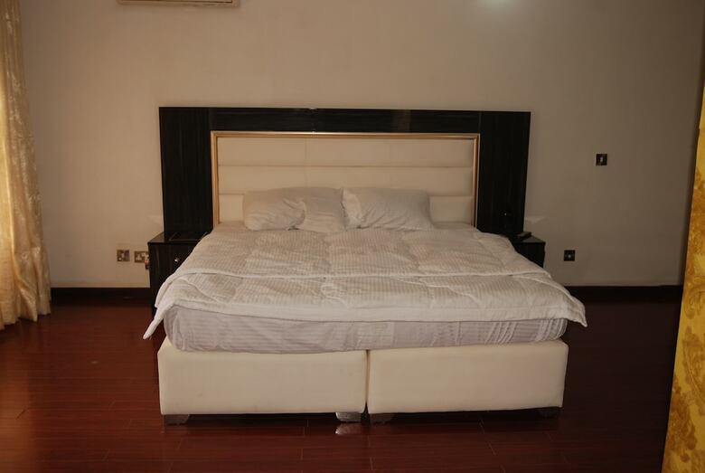 Kings Court Apartment
