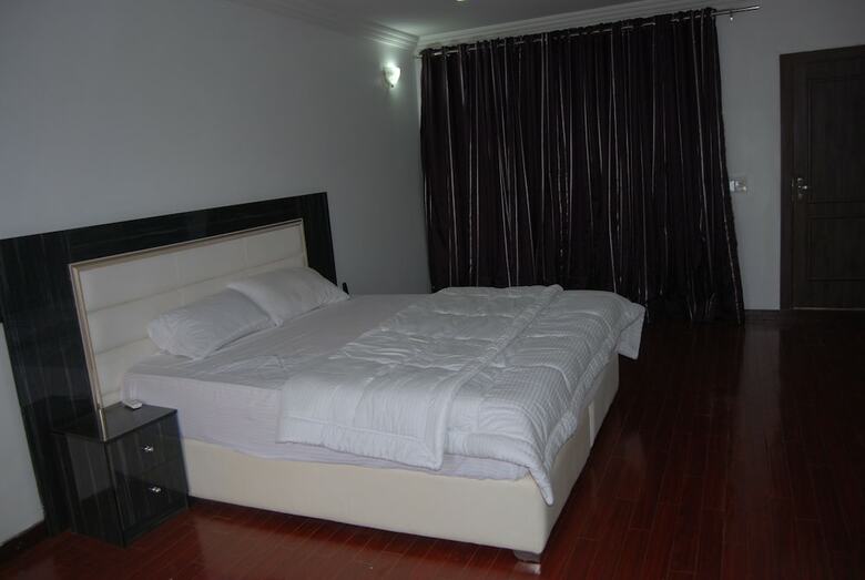 Kings Court Apartment