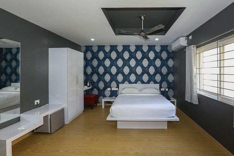 Hostal Hotel Aston Suites