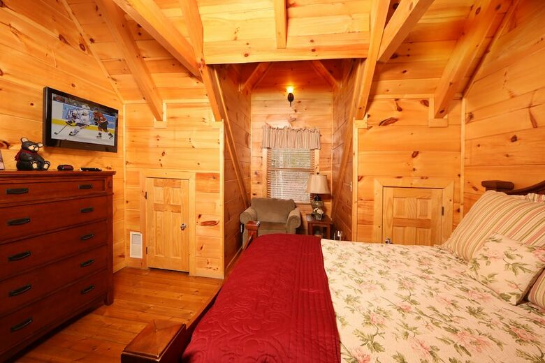 Smoky Mountain Getaway - Five Bedroom Cabin
