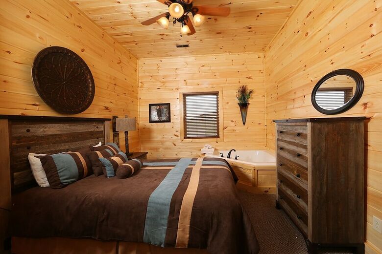 Picture Perfect- Seven Bedroom Cabin