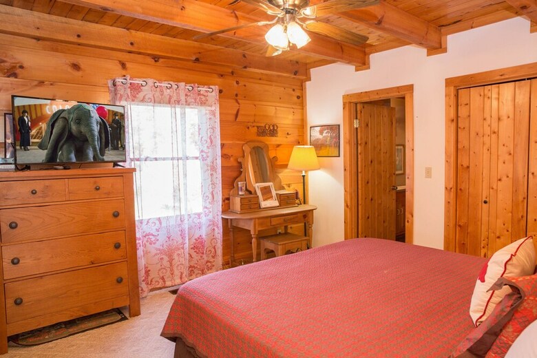 On Mountain Time - One Bedroom Cabin