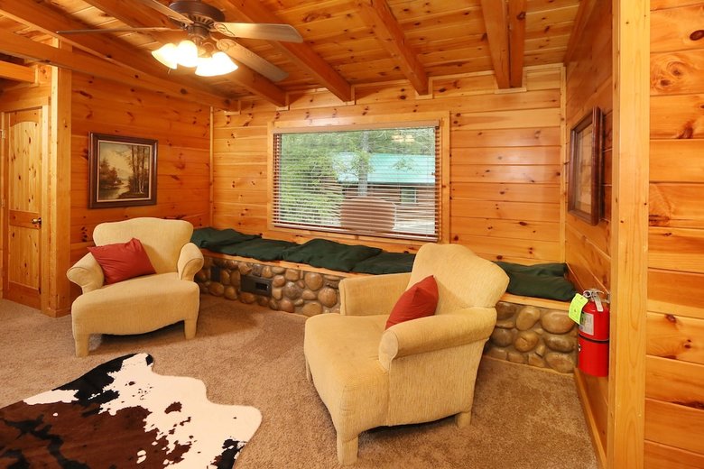 Black Bear Hideaway - Five Bedroom Cabin