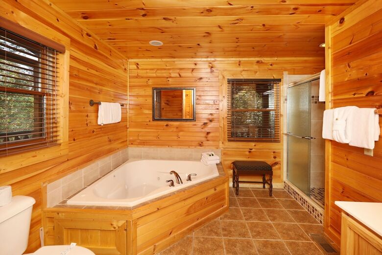 Smoky Bear Manor - Five Bedroom Cabin