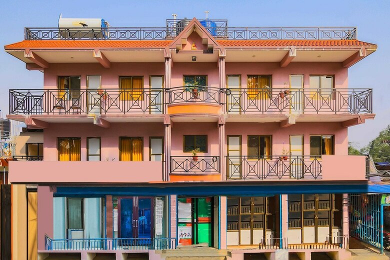 Oyo 321 Hotel Everest Window View