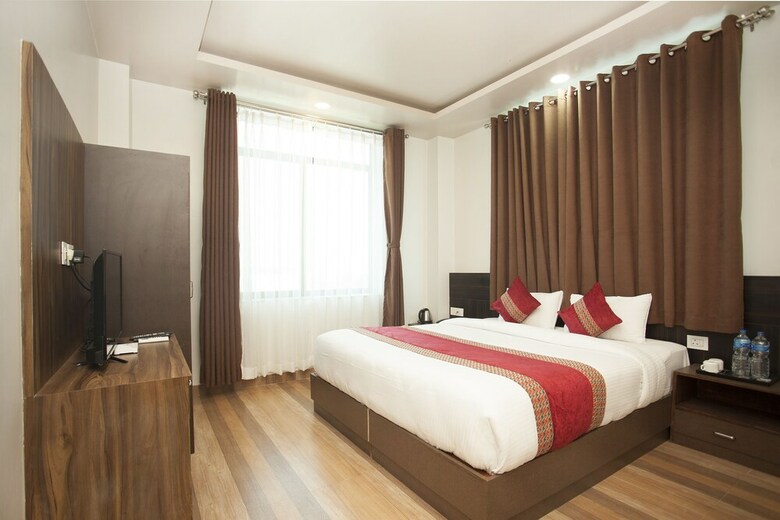 Oyo 359 The Sr Hotel