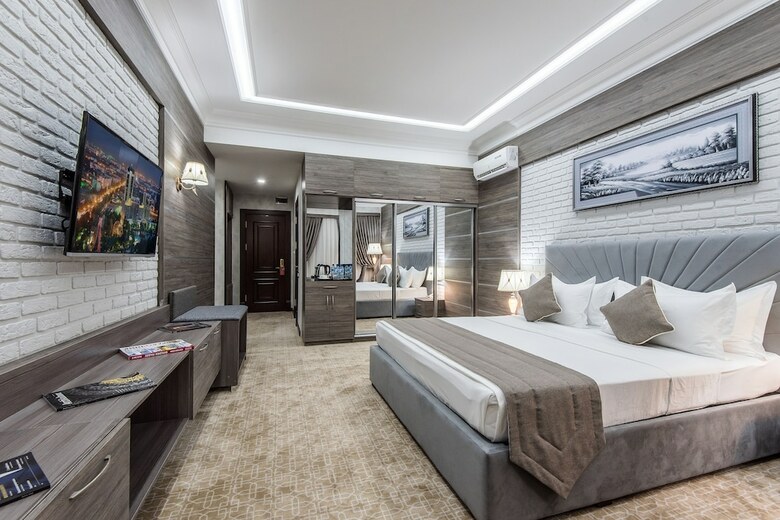The Royal Mezbon Hotel & Spa