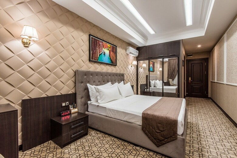 The Royal Mezbon Hotel & Spa