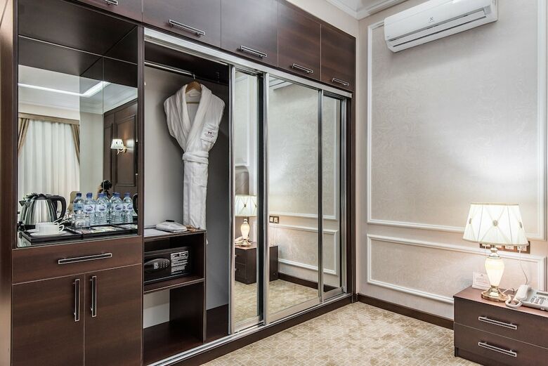 The Royal Mezbon Hotel & Spa