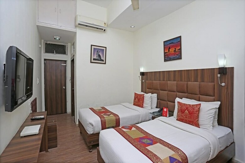 Hotel Crown Courtyard By Naavagat