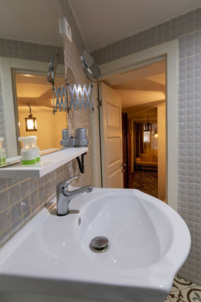 Guzi Rooms & Suites