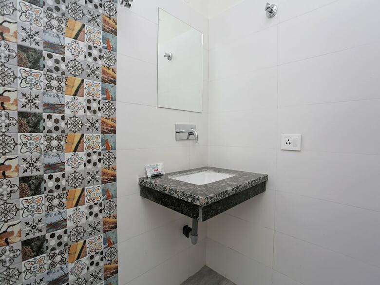 Hotel Capital O 37423 Golden Leaf