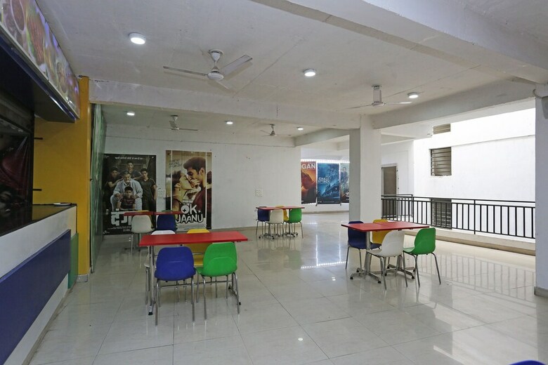 Oyo 29315 Kiwi Hotel & Spa