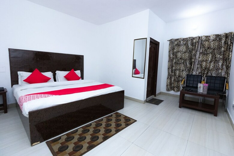 Oyo 8951 Hotel Royal Regency