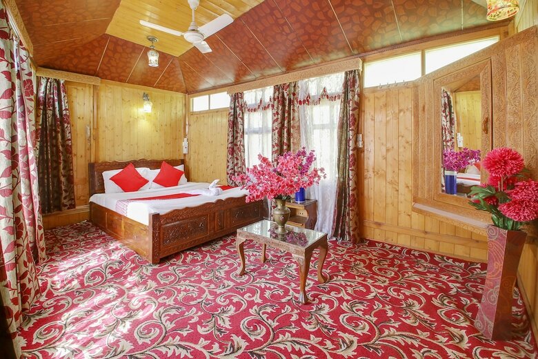 Hotel Oyo 6410 Amina Houseboat