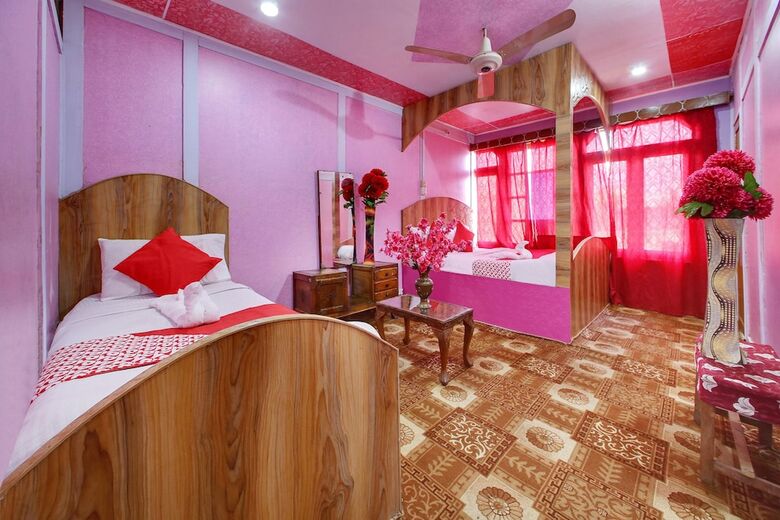 Hotel Oyo 6410 Amina Houseboat