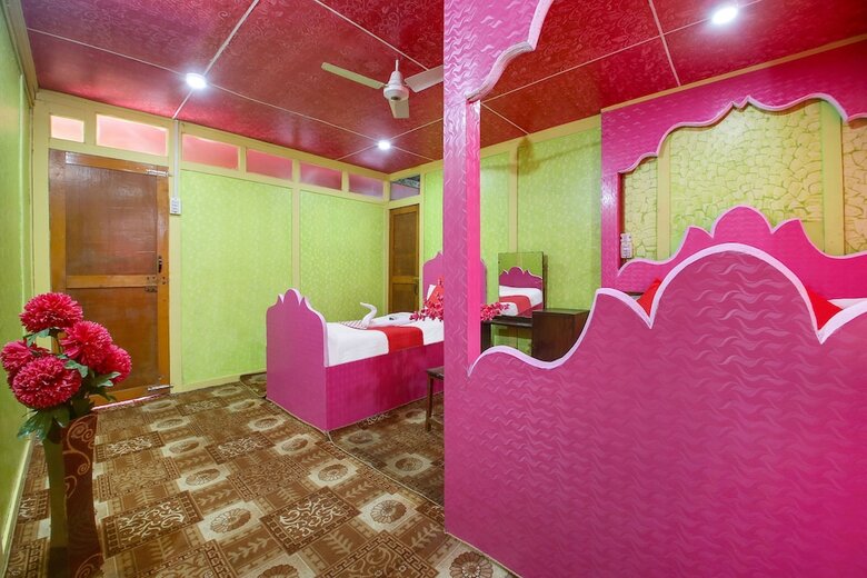 Hotel Oyo 6410 Amina Houseboat