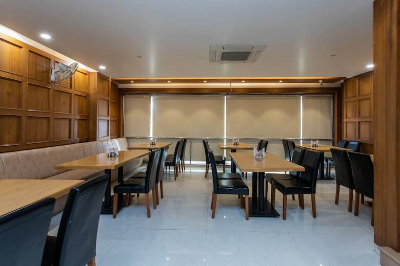 Oyo 27658 Hotel New Mohit Regency