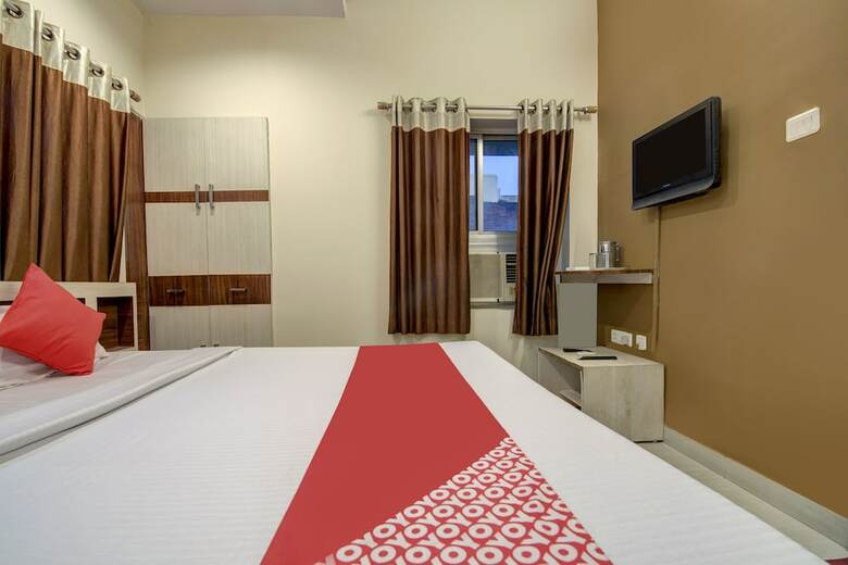 Oyo 19561 Hotel Blue Crystal