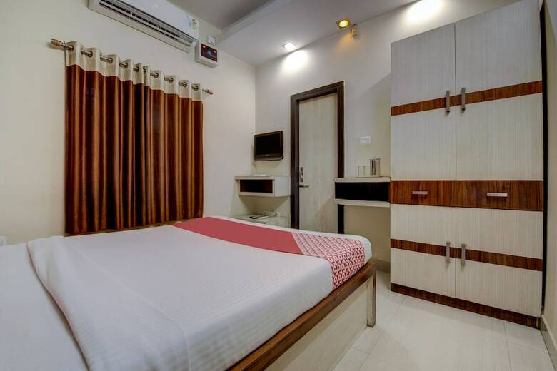Oyo 19561 Hotel Blue Crystal