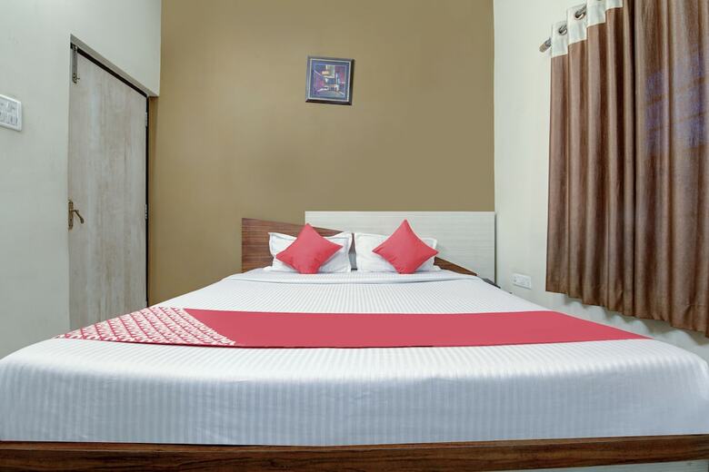 Oyo 19561 Hotel Blue Crystal