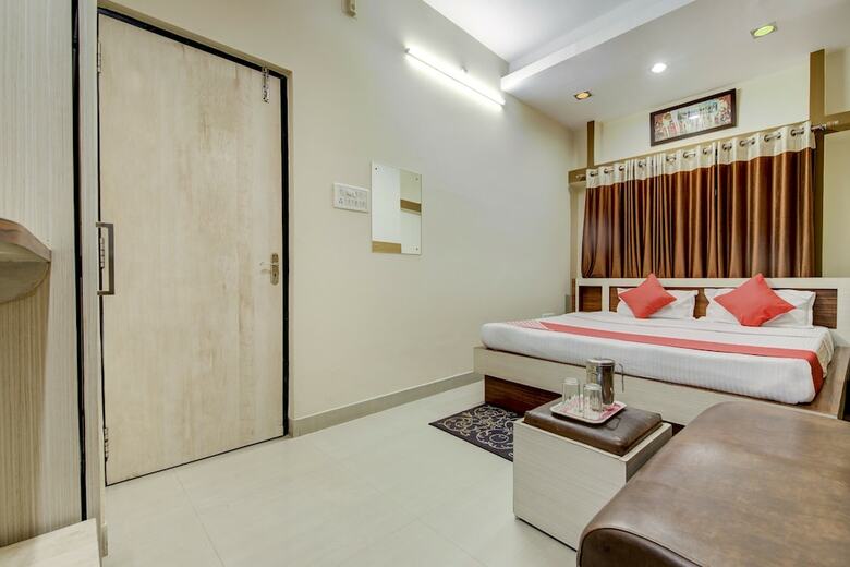 Oyo 19561 Hotel Blue Crystal
