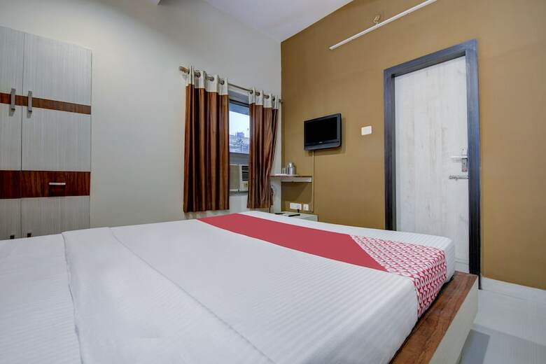 Oyo 19561 Hotel Blue Crystal