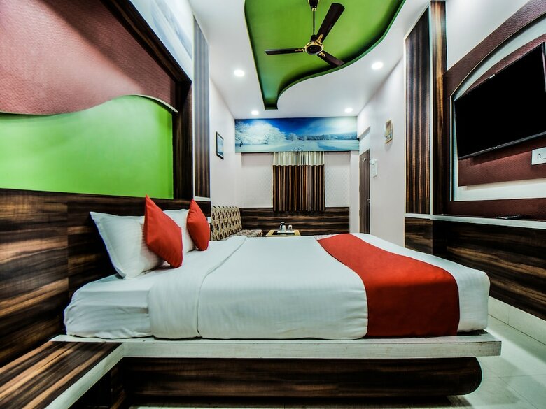 Oyo 28557 Hotel M V International